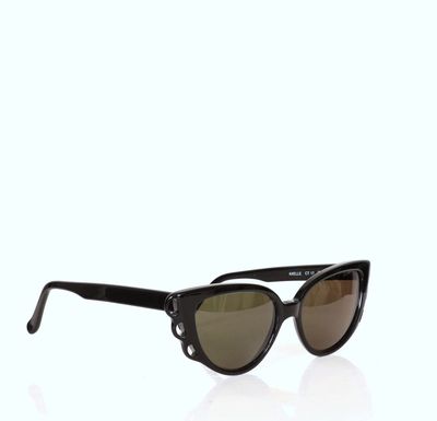 gros plan d'une paire de lunettes de soleil sur fond blanc