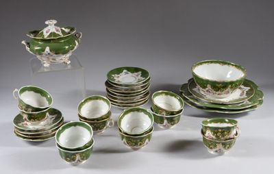 plusieurs pièces de porcelaine verte et blanche posées sur une table