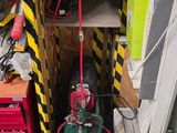une petite pièce remplie d'outils