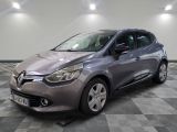 la voiture grise est garée sur un carrelage à carreaux