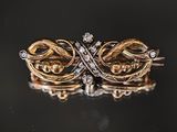 gros plan d'une bague en or et diamants sur une surface noire