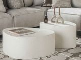 un salon avec un canapé et une table basse