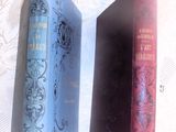 deux livres posés côte à côte sur une table