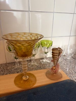 un bol en verre et un bougeoir en verre posés sur un plan de travail
