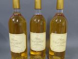 trois bouteilles de vin posées l'une à côté de l'autre sur une table