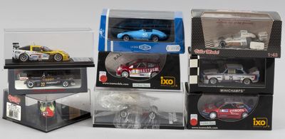 six modèles différents de voitures dans une vitrine