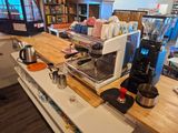 une machine à café posée sur le comptoir d'un café