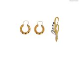 deux paires de boucles d'oreilles et une barrette à cheveux sur fond blanc