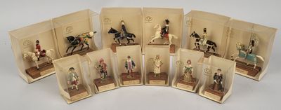 plusieurs figurines représentant des personnes à cheval, alignées les unes à côté des autres