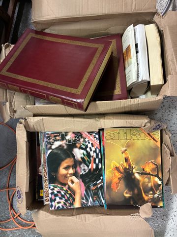 Lot de 2 cartons de revue d’art et revue Atlas.