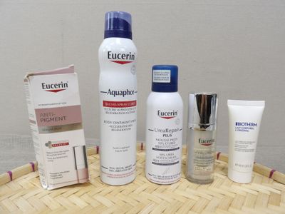 trois types différents de produits de soin pour la peau posés sur un panier en osier