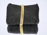 un sac en velours noir muni d'une chaîne dorée