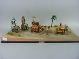 une figurine représentant un groupe de personnes à cheval