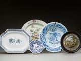 plusieurs assiettes, chacune ornée de motifs et de dessins différents, posées sur une table