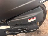 un gros plan d'un scooter garé dans la rue