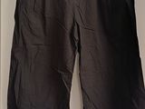 un pantalon noir suspendu à un cintre dans une pièce