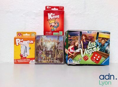 tout un tas de jeux différents posés ensemble sur la table