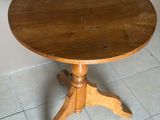 une petite table avec un plateau en bois sur un sol carrelé