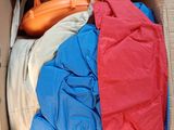 une boîte en carton contenant un certain nombre d'objets