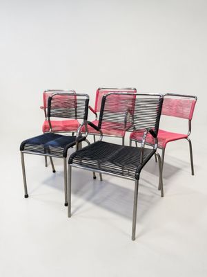 Suite de cinq sièges de jardin noir et roses dits strings.