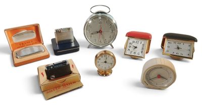 de nombreux types d'horloges exposées sur un fond blanc