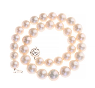 un collier de perles blanches avec un fermoir en argent