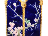 un vase bleu avec des fleurs sur un fond blanc