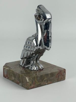 statue d'un pélican posé sur un socle en marbre