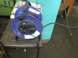 une machine bleue posée sur une table