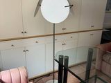 un salon avec un canapé et une table sur laquelle se trouve une horloge