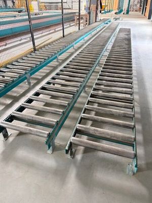 une photo d'un tapis roulant dans une usine avec un tapis roulant