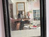 un miroir posé sur une table devant un miroir