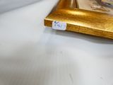 une photo d'une photo posée sur une table, sur laquelle est collé un autocollant