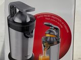 la boîte de l'extracteur de jus est ouverte sur la table
