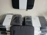 de nombreux sacs posés sur une table