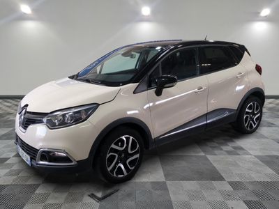 la voiture blanche est garée sur un sol en damier dans le garage