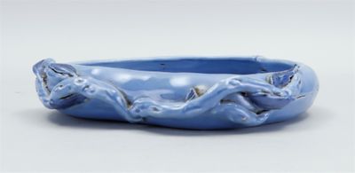Bol en forme de cœur à glaçure bleue, marqué sur le dessous.…