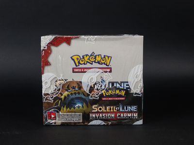 un gros plan d'une boîte de cartes à collectionner Pokémon sur fond noir