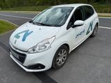 une voiture blanche garée sur le bord de la route