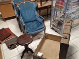une chaise et une table dans une pièce où il y a beaucoup de meubles