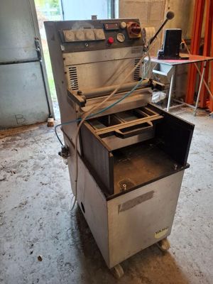 une machine qui se trouve à l'intérieur d'un bâtiment
