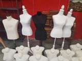 de nombreux mannequins exposés dans une pièce