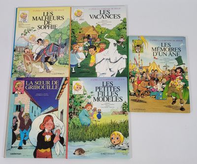 quatre livres pour enfants sont alignés sur une surface blanche