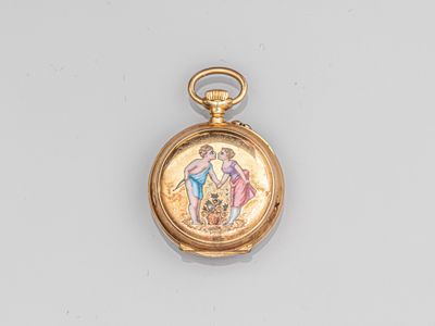 un gros plan d'une montre de poche en or ornée d'une peinture