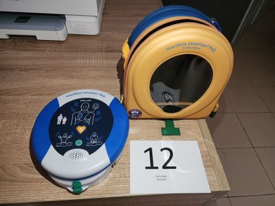 une horloge bleue et jaune et une horloge jaune et blanche posées sur une table en bois
