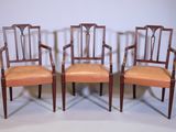 lot de quatre chaises de salle à manger en acajou avec assise rembourrée en cuir