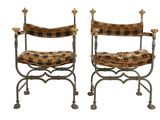 une paire de chaises en fer et en bois avec des housses de siège à carreaux