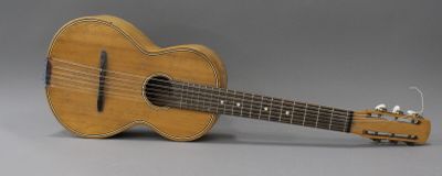 Petite guitare sèche, table : 400 mm, porte une étiquette : …