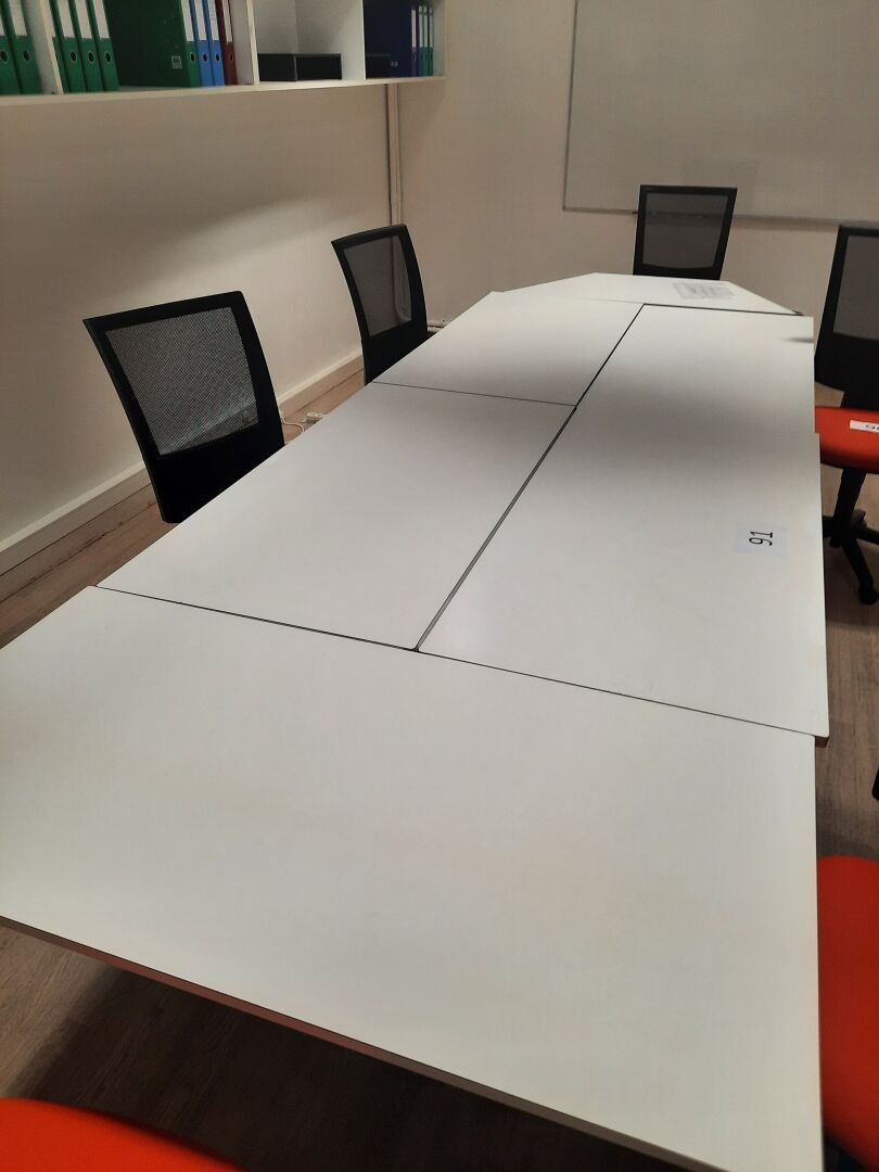 5 tables rectangulaires en mélaminé blanc, piètement métal (…
