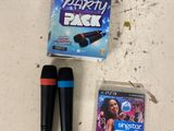 deux microphones et un jeu vidéo posés sur la table